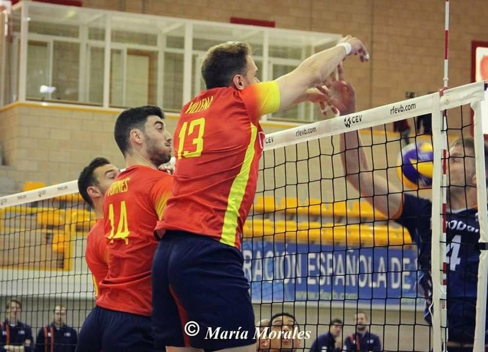 Andrés Villena, en primer término, en un bloqueo