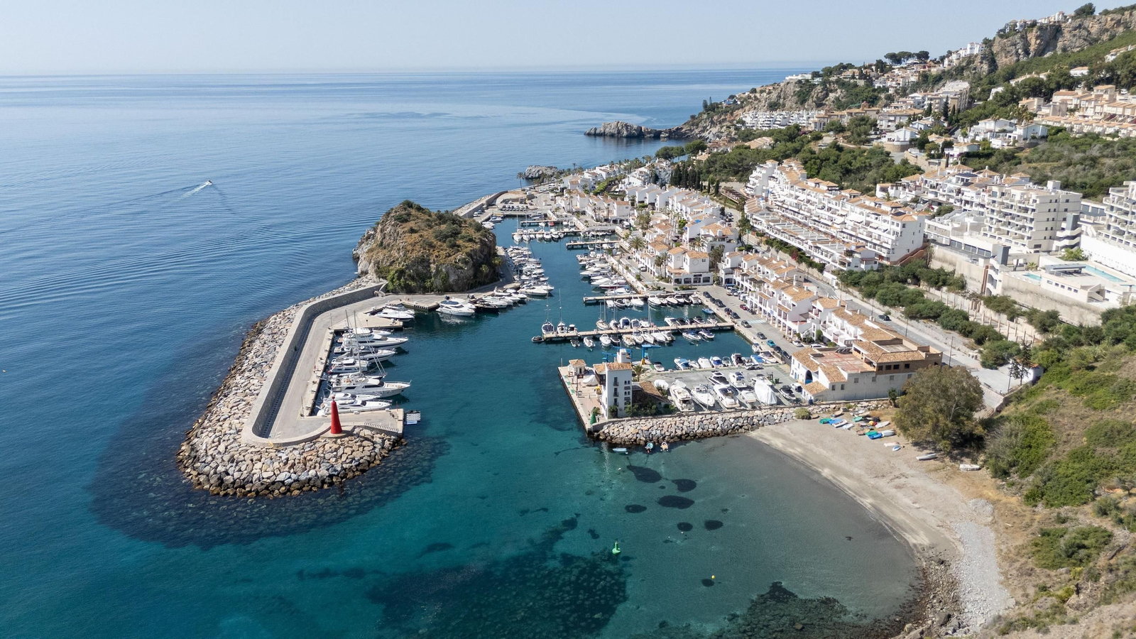 Las pequeñas calas próximas, algunas accesibles solo por mar o por senderos poco transitados, permiten fondear y disfrutar del baño en un entorno natural