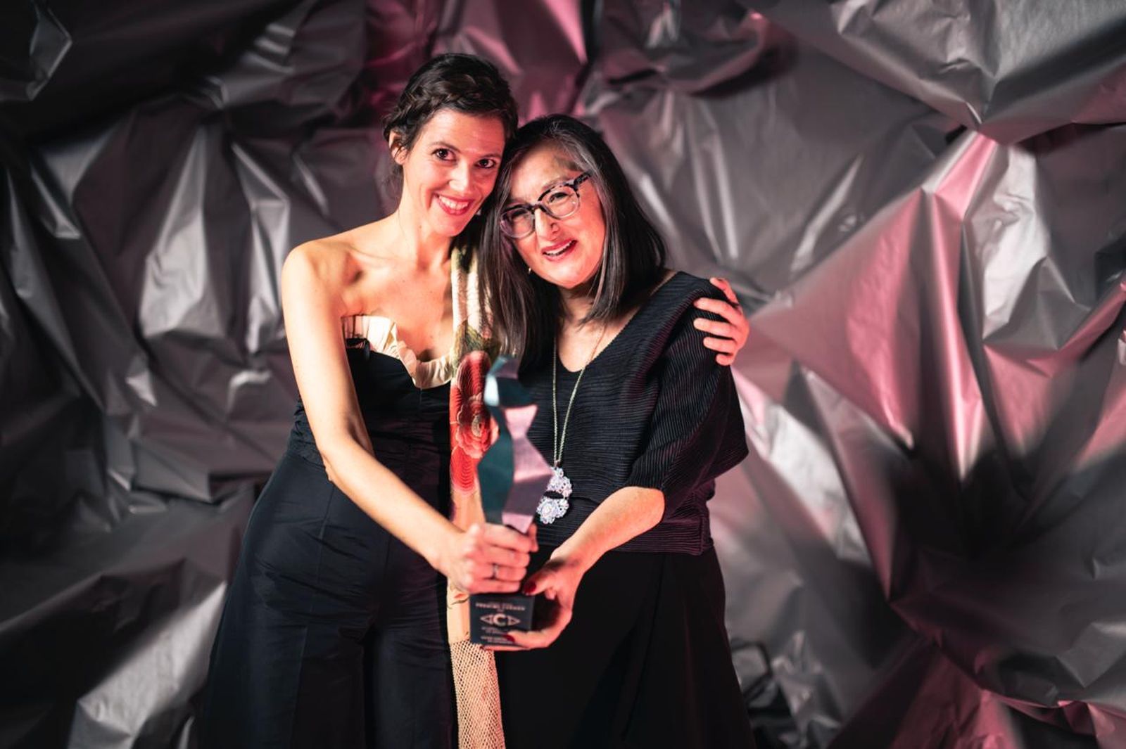 La jerezana Alicia Núñez Puerto con la productora ferrolana Chelo Loureiro tras recibir el Carmen.