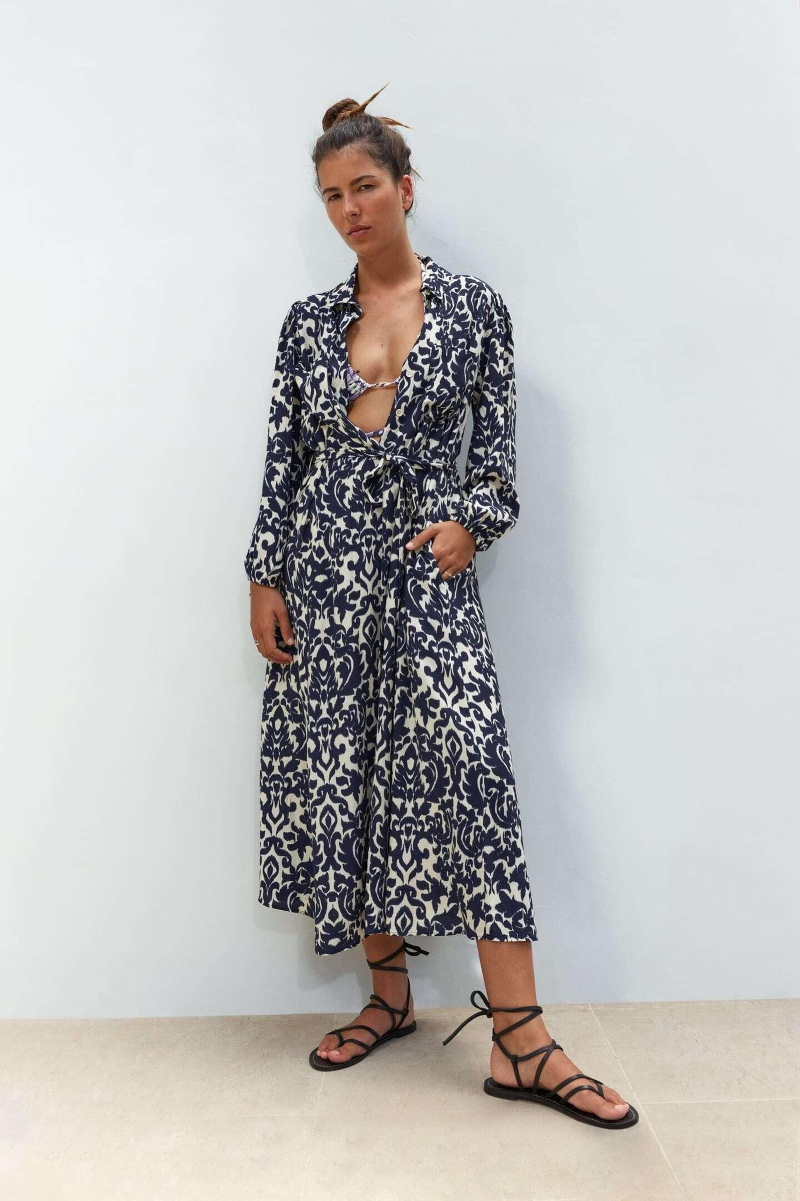 Vestido con estampado azul de Zara. Vestido con estampado azul de Zara.
