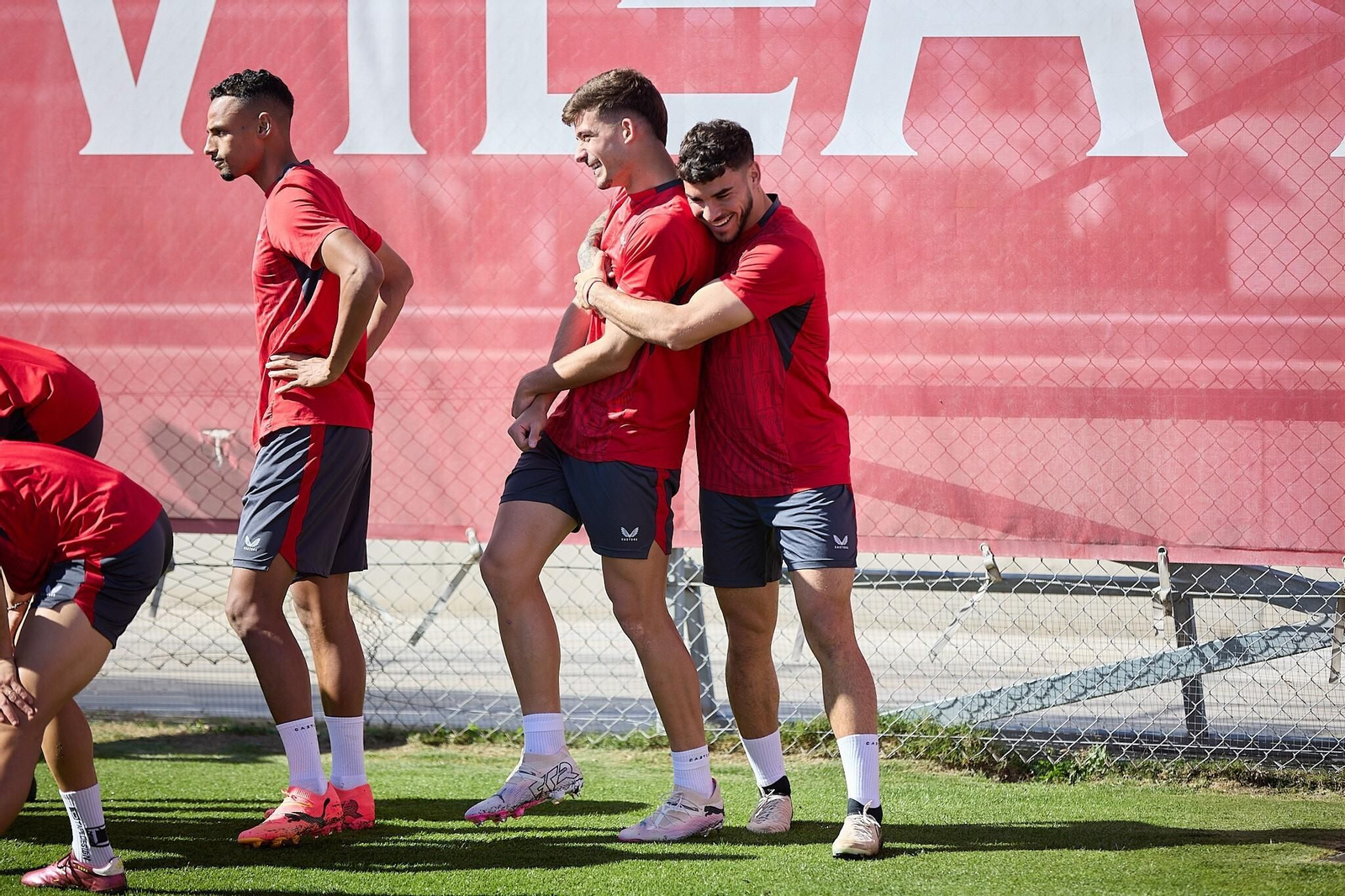 Isaac bromea con Kike Salas en presencia de Sow.