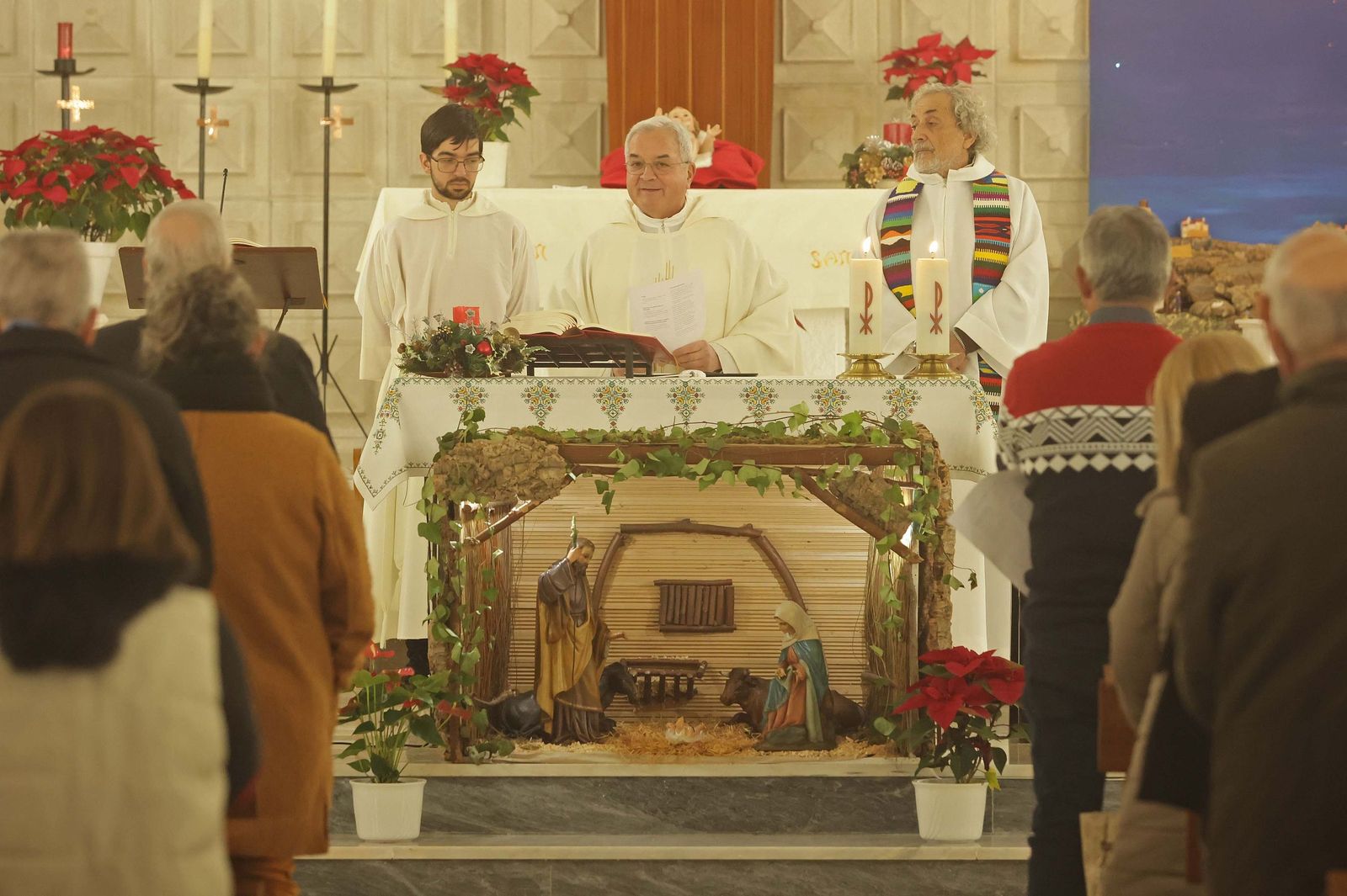 Fotos de la misa conmemorativa de los 50 años de dedicación del padre Pedro a la parroquia y al barrio de La Piñera