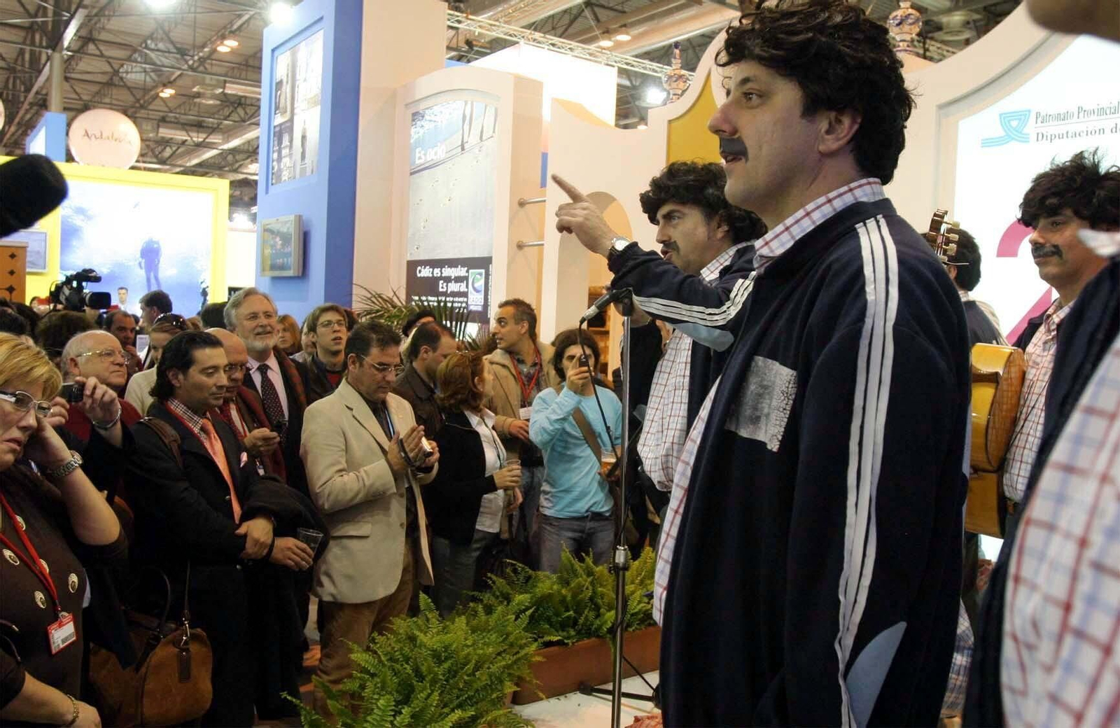 'Paqui' Sibón en primer plano con la chirigota 'Lo que diga mi mujer'.