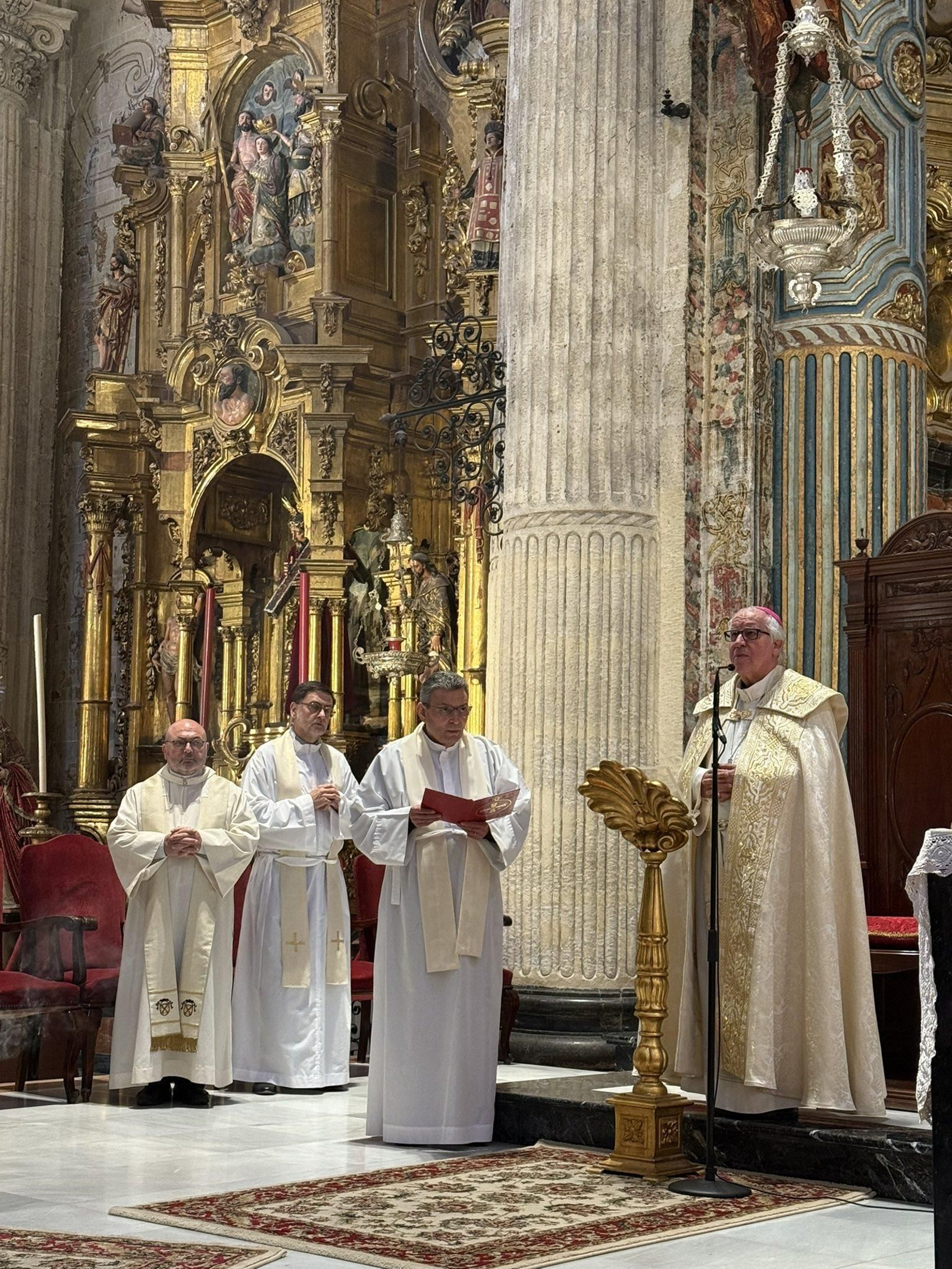 El arzobispo durante el acto de bendición.