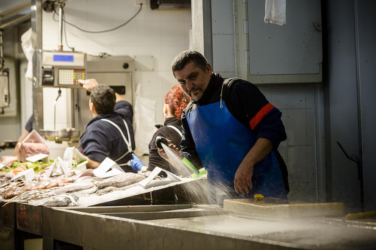 Un percadero limpia el expositor