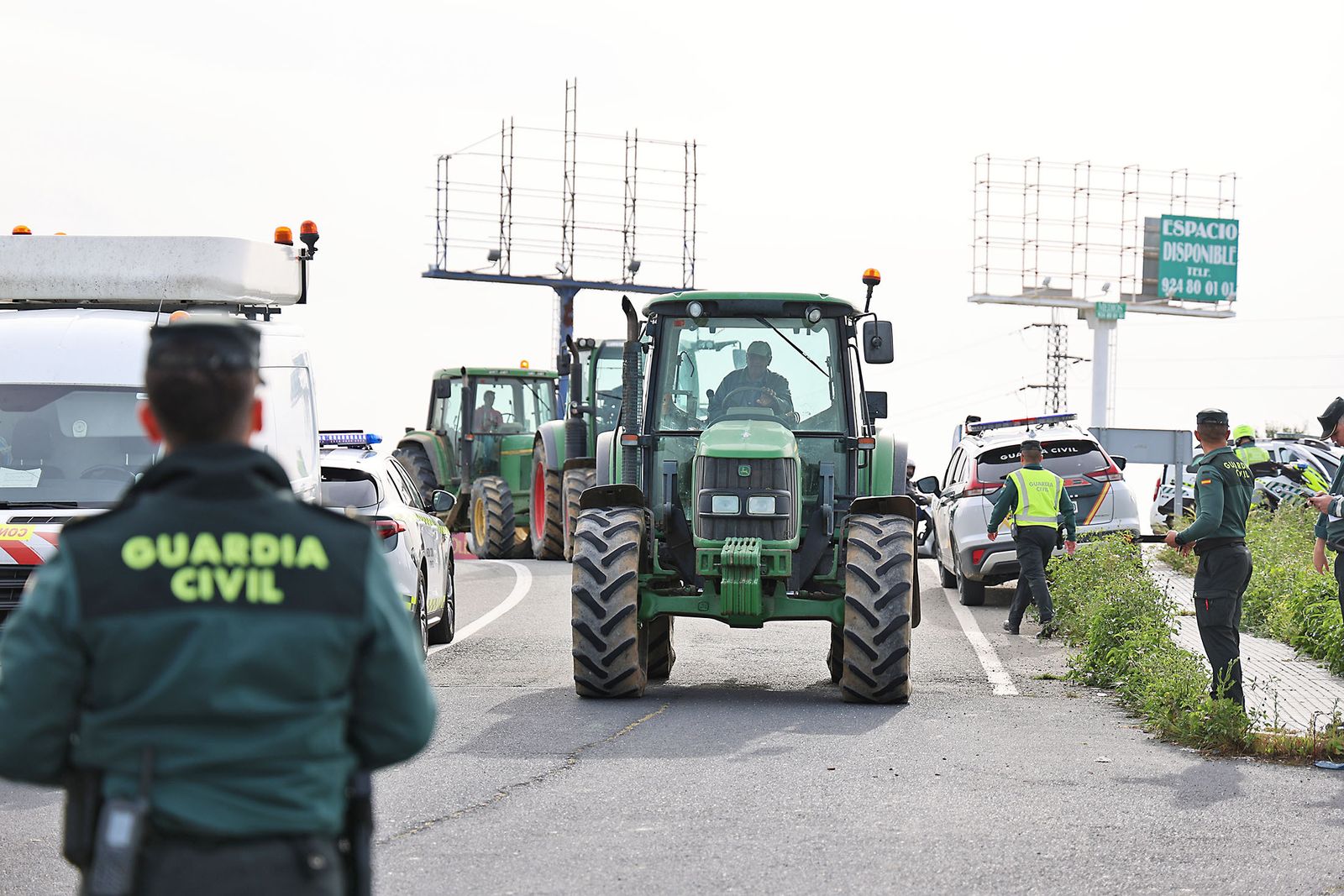 Imágenes de la multitudinaria tractorada de los agricultores en Huelva