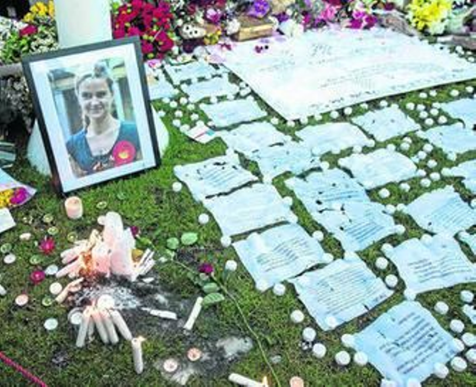 Tributos en el centro de Londres en honor de la diputada proeuropea Jo Cox, asesinada la semana pasada.