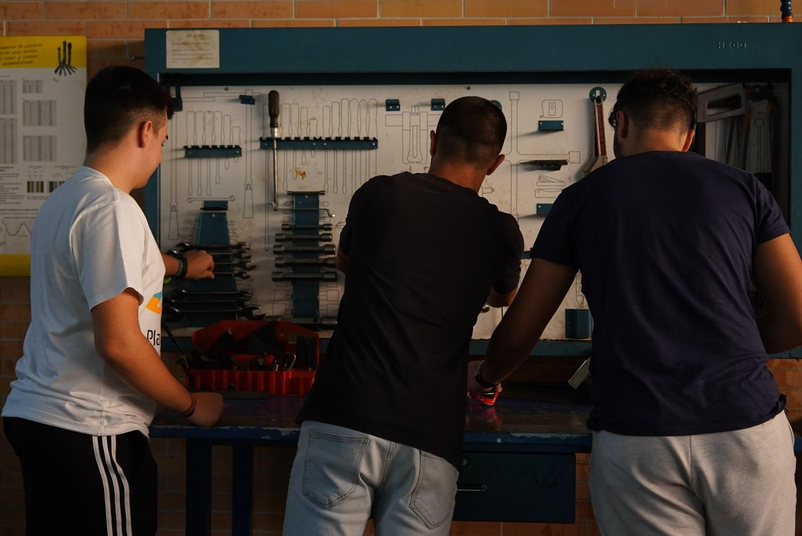 Alumnos del ciclo de mecánica en el instituto Zoco.