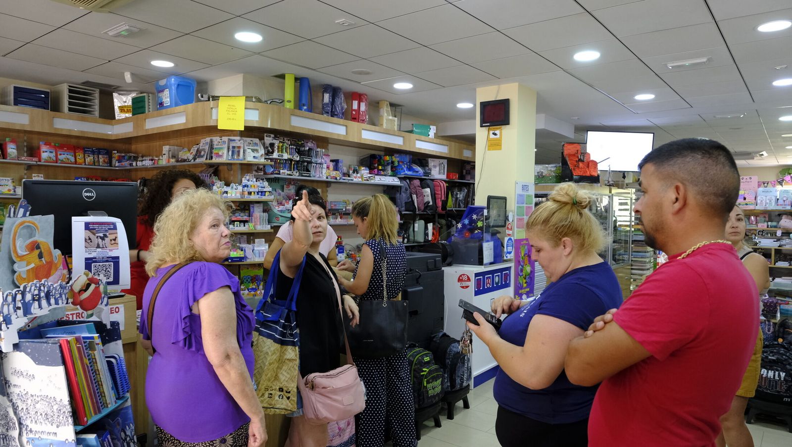 Familias que acudieron con el cheque-libro el pasado verano a encargar los libros de sus hijos a una papelería de la capital