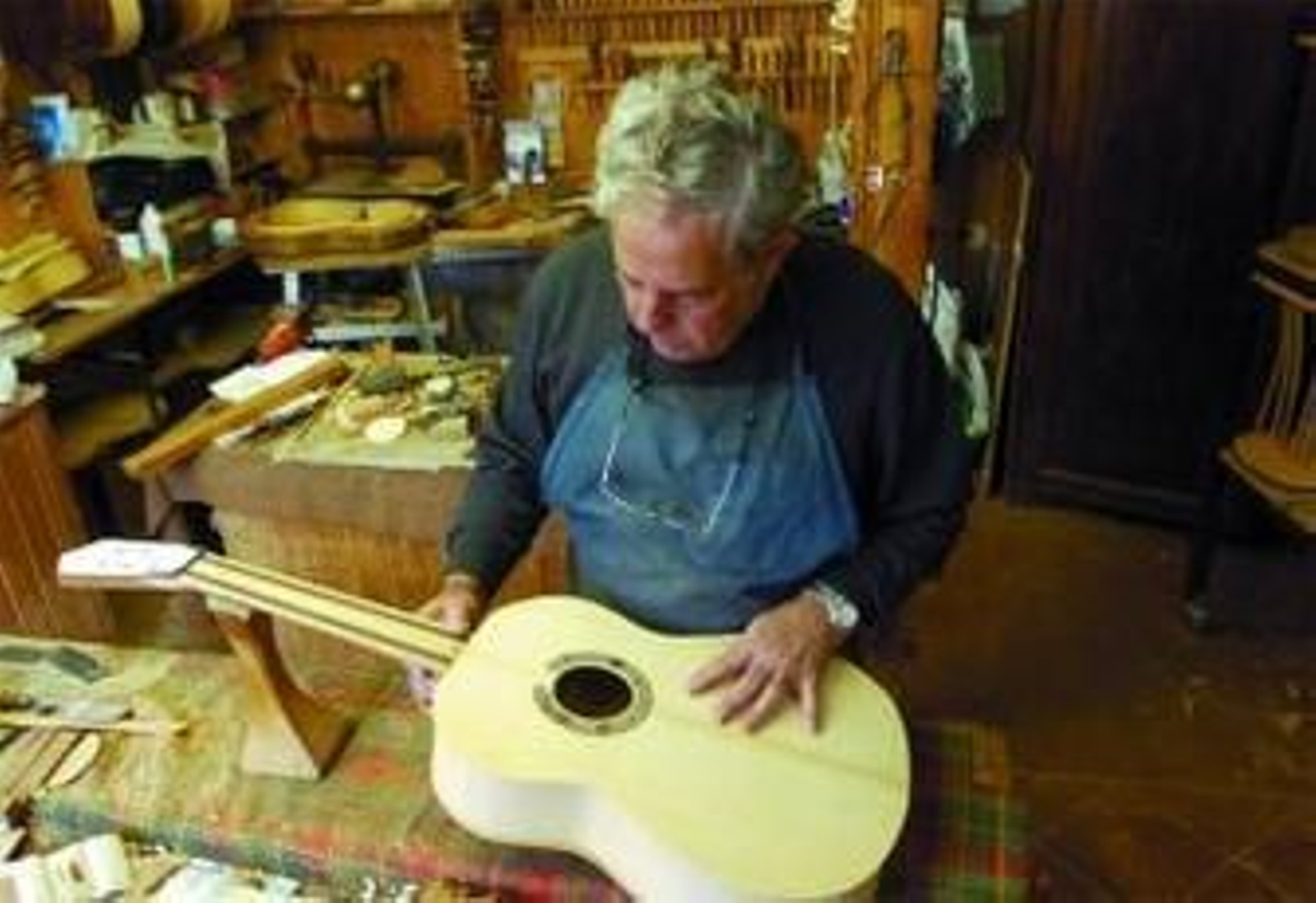 Manuel Bellido mantiene vivo el centenario oficio de luthier