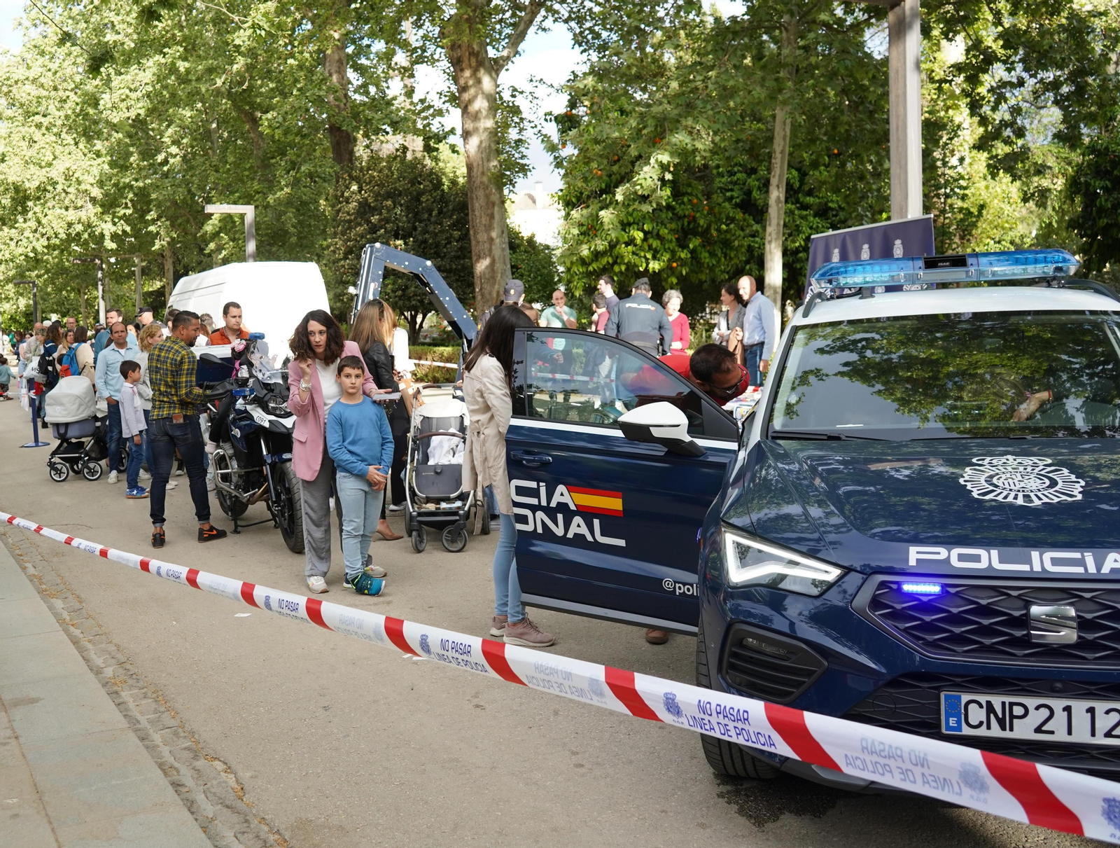 Las mejores fotos de la Noche en Blanco de Granada: del concierto de Xoel López a partidos de baloncesto