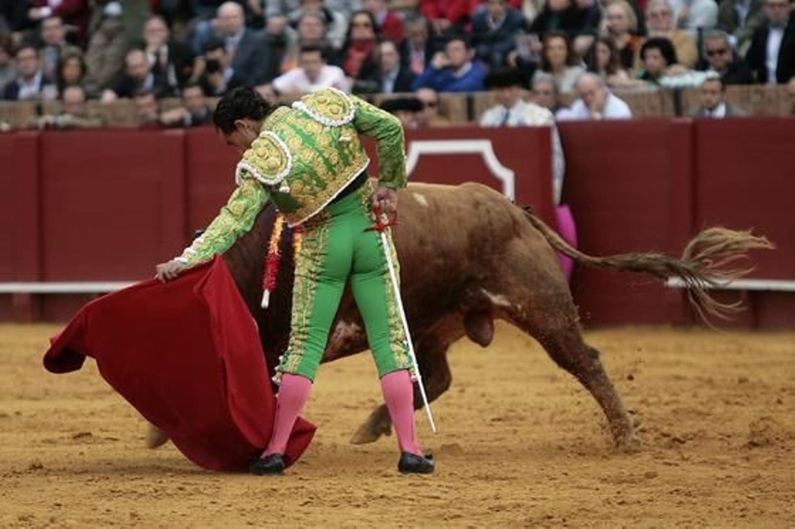 El diestro Iván Fandiño, con el segundo astado.

Foto: Juan Carlos Muñoz