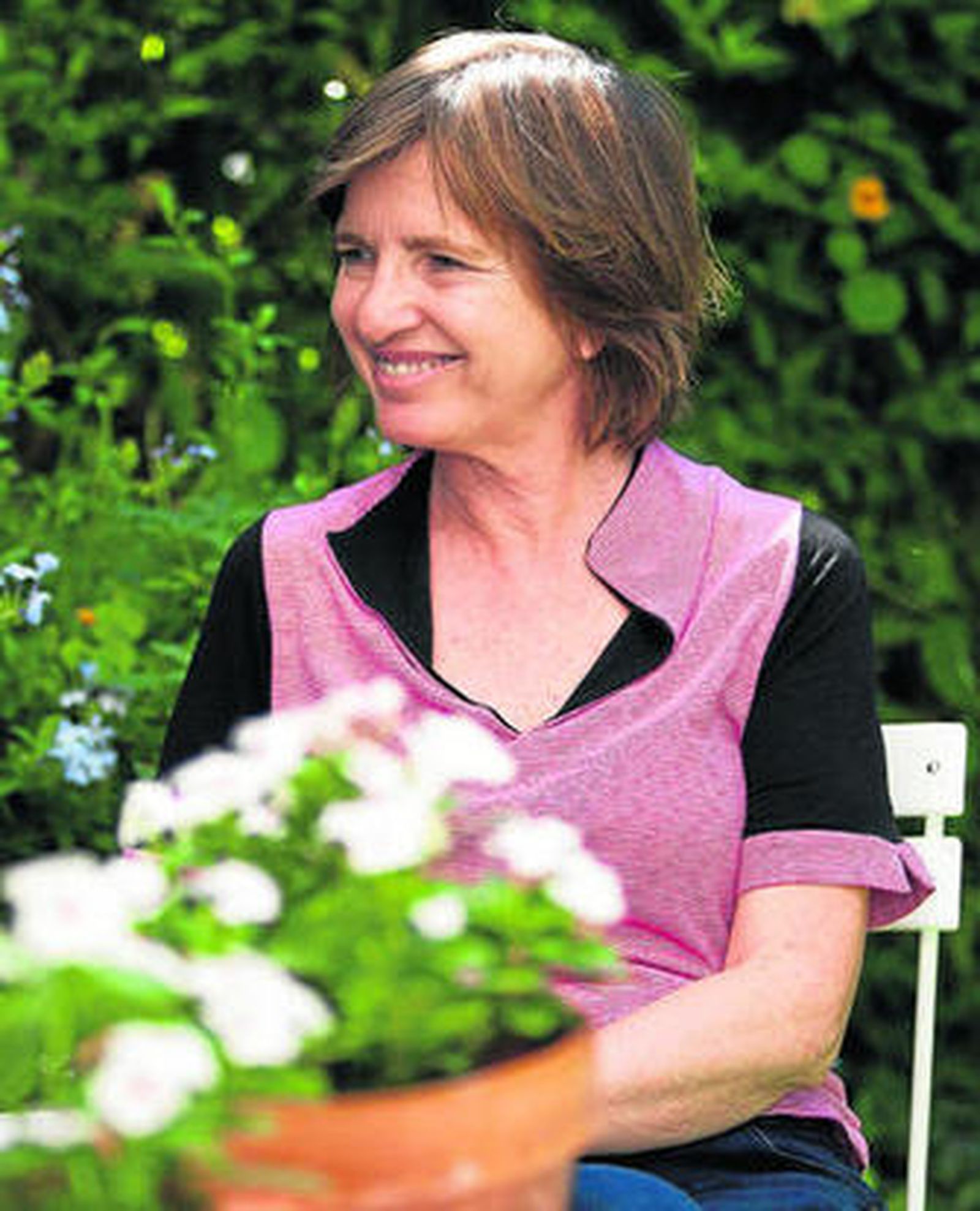 Isabel González Turmo, en el jardín de su casa de Santa Clara.