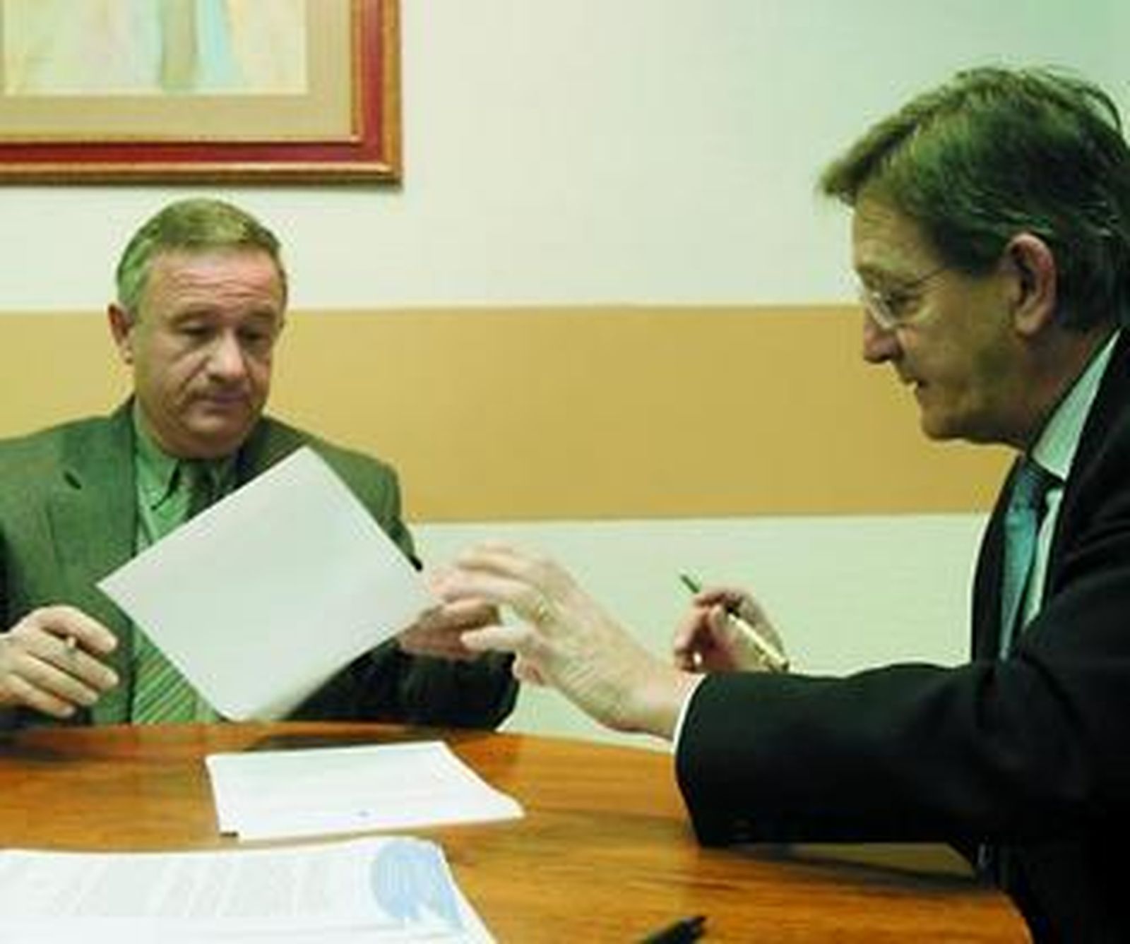 El presidente del Granada 74, junto a Juan Casas en una reunión en la sede del PMD.