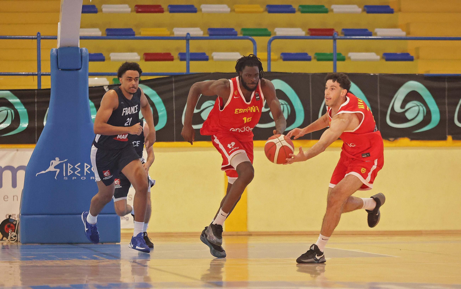 Fotos de la final del Torneo Internacional U20 de baloncesto entre España y Francia en La Línea