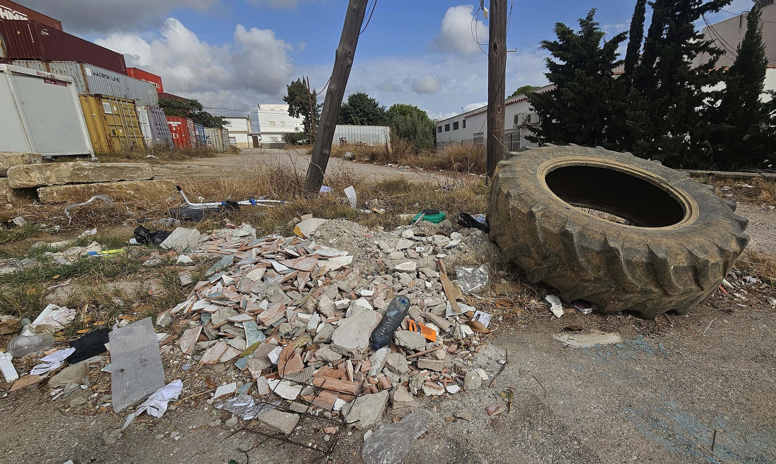 Las escombreras ilegales de Algeciras, en imágenes