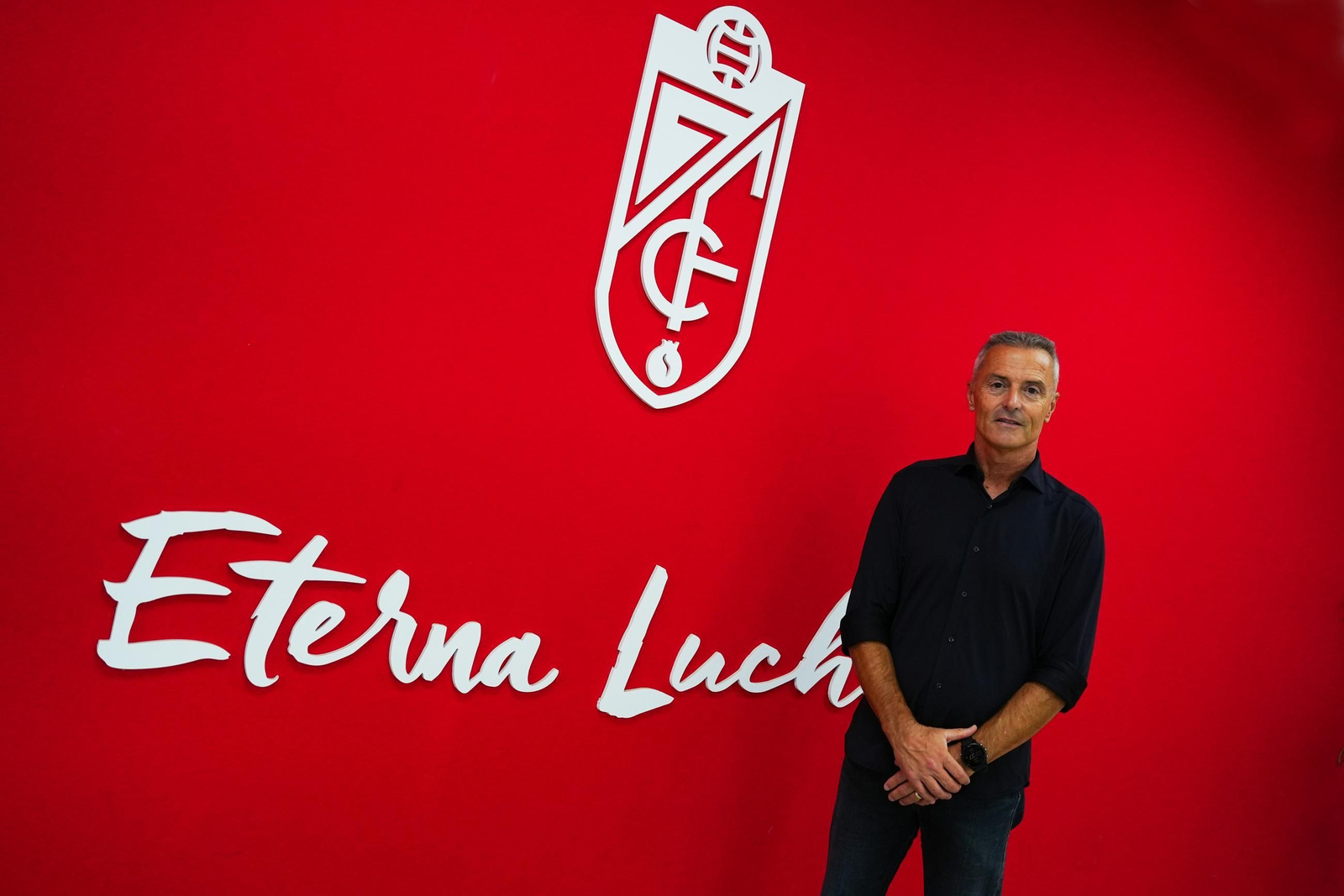 Fran Escribá bajo el escudo del Granada CF.