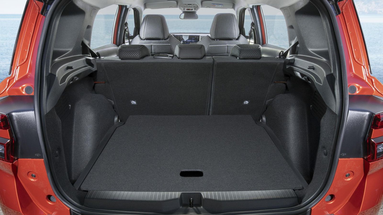 El maletero cuenta con un piso de carga móvil que es de serie en los dos niveles del Frontera.