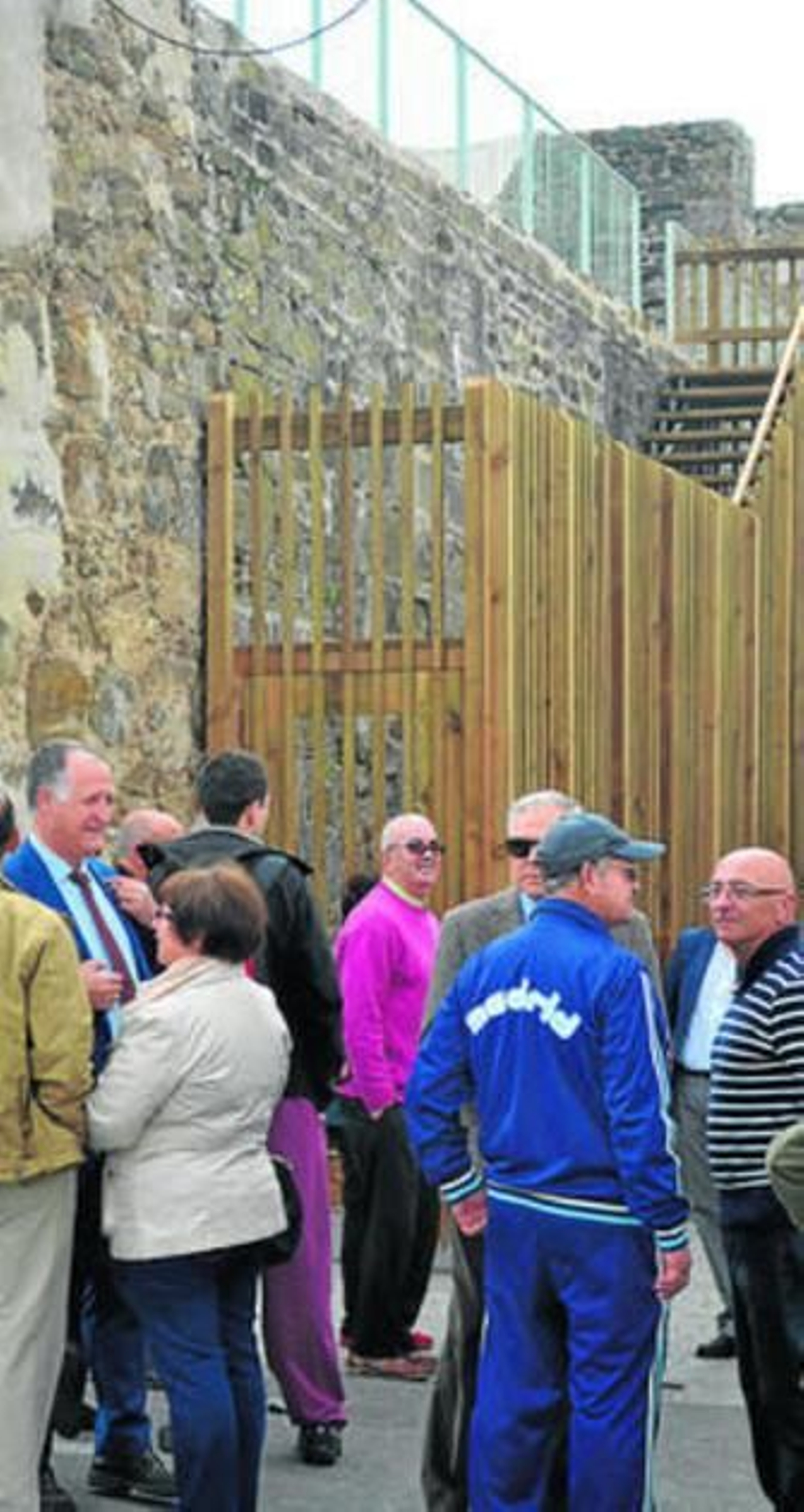 Un momento de la visita ayer al adarve.