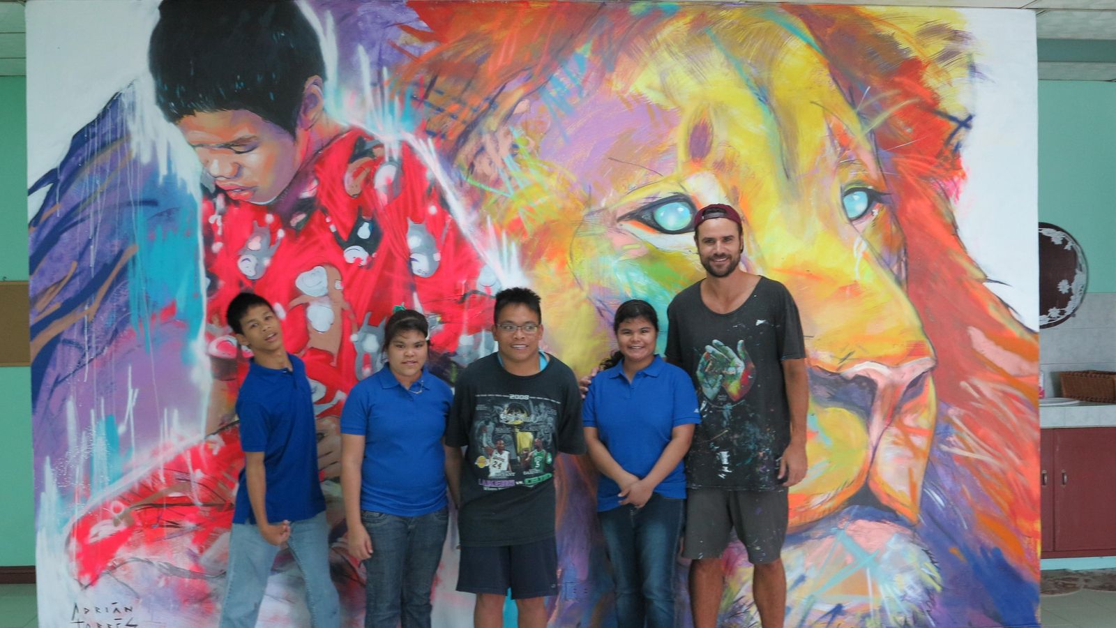 Adrián Torres junto a unos niños en uno de los centros que visitó durante su viaje por el sudeste asiático