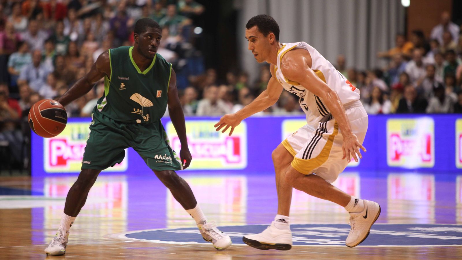 Pooh Jeter, en su etapa en el Unicaja, ante Pablo Prigioni.