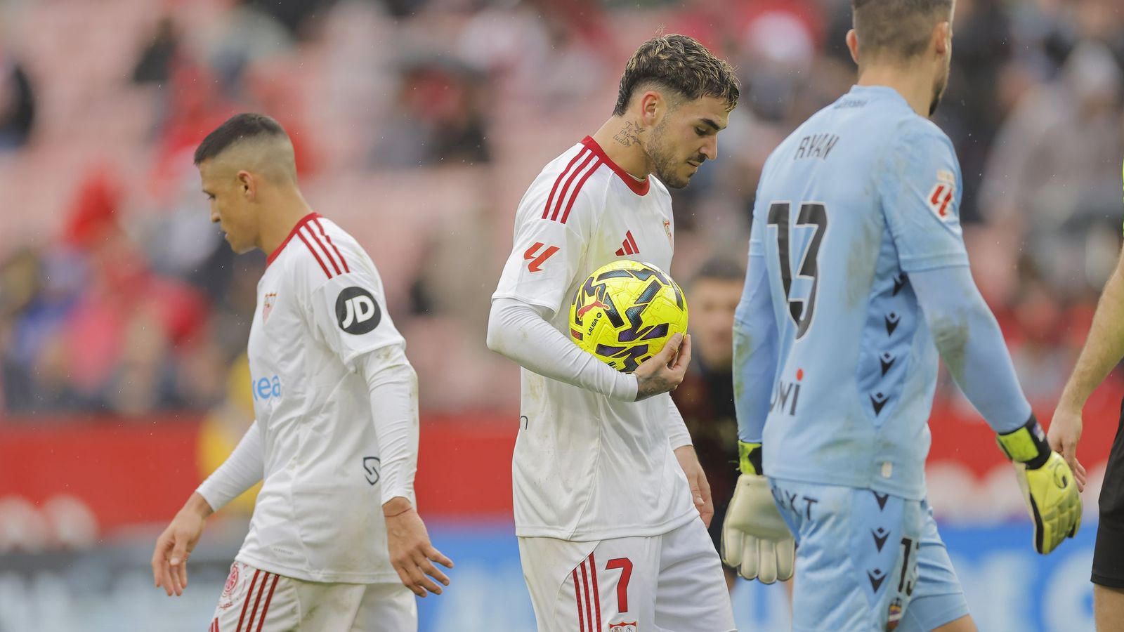 Alexis se marcha pensativo después de haberle cedido el balón a Isaac para lanzar el penalti.
