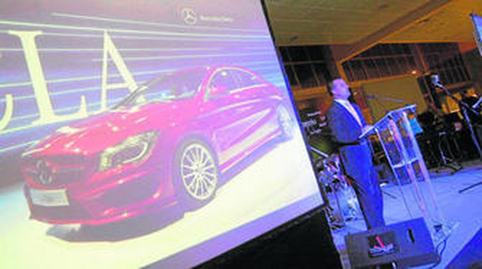 Kiko Fernández, gerente  del grupo Saveres, fue el encargado de presentar  los nuevos modelos de la marca Mercedes Benz.