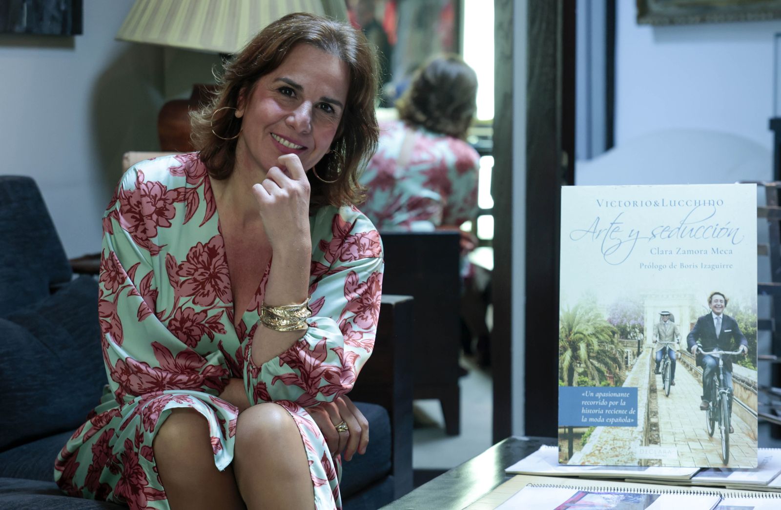 Clara Zamora, junto al libro que ha escrito sobre los diseñadores Victorio y Lucchino.