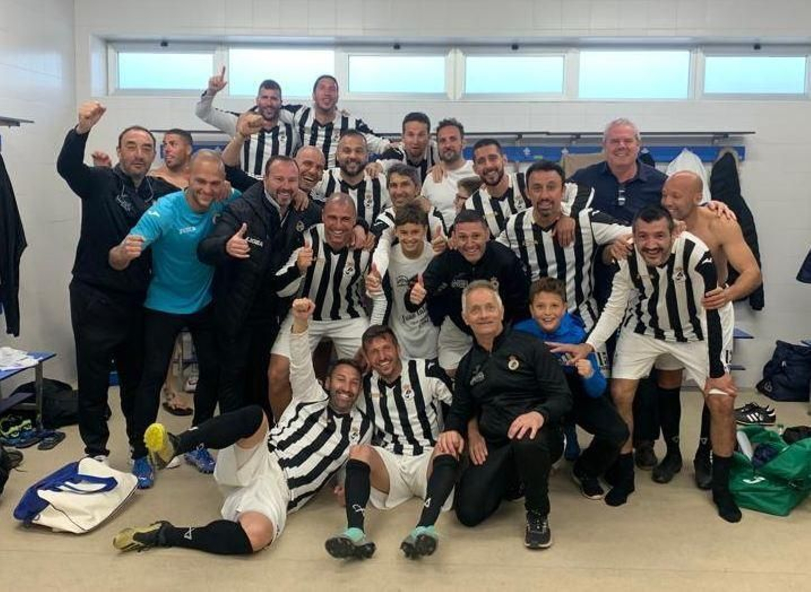 Los exbalonos celebran en vestuarios el título conquistado en Estepona