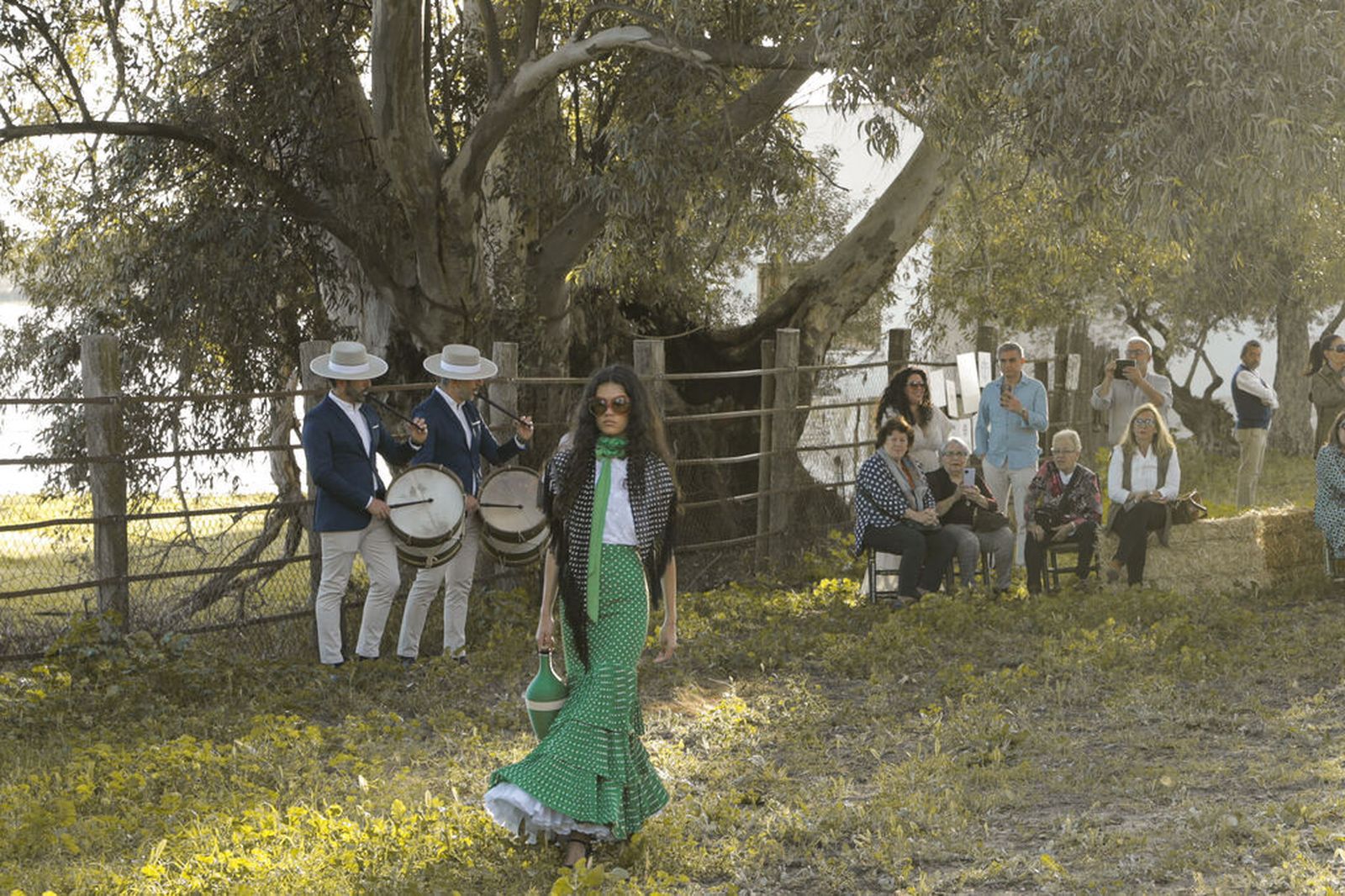 Las mejores imágenes del desfile de moda flamenca del diseñador Gil Ortiz en El Rocío