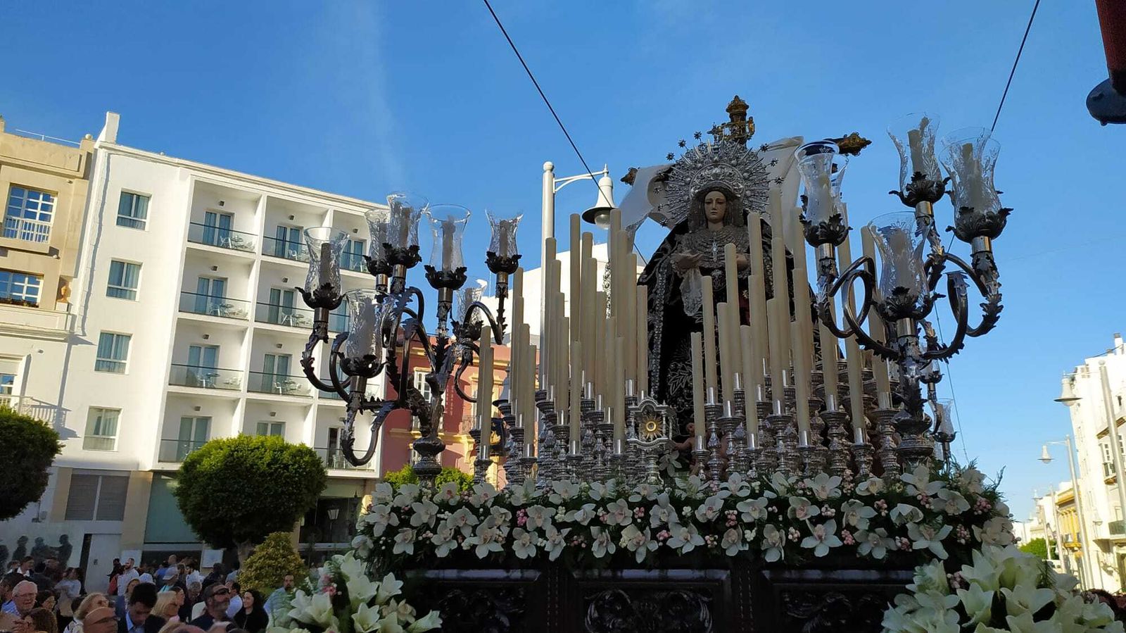 Las imágenes de la Soledad en procesión por las calles de San Fernando