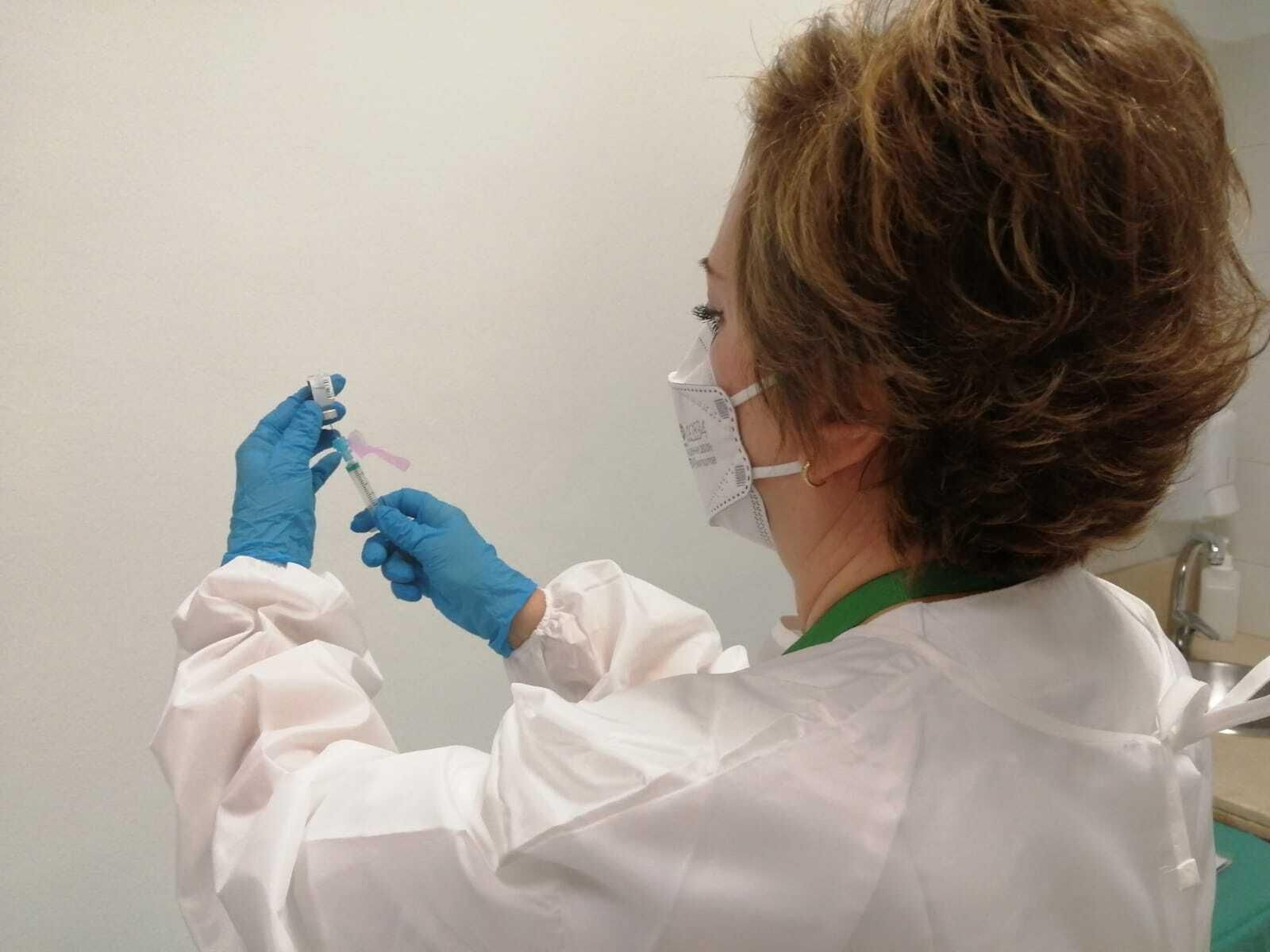 Así ha empezado la vacunación en el Virgen de las Nieves de Granada