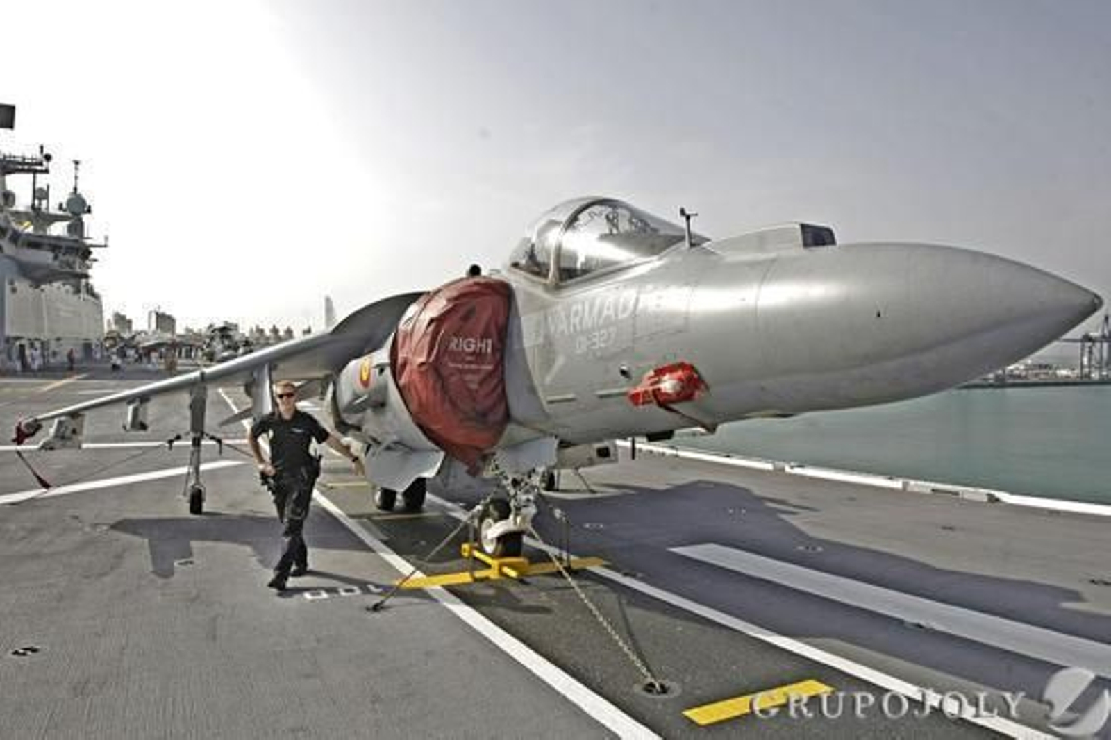 El mayor buque que haya tenido la Armada española en toda su historia permanecerá 3 días en el puerto gaditano en jornada de puertas abiertas./Julio González