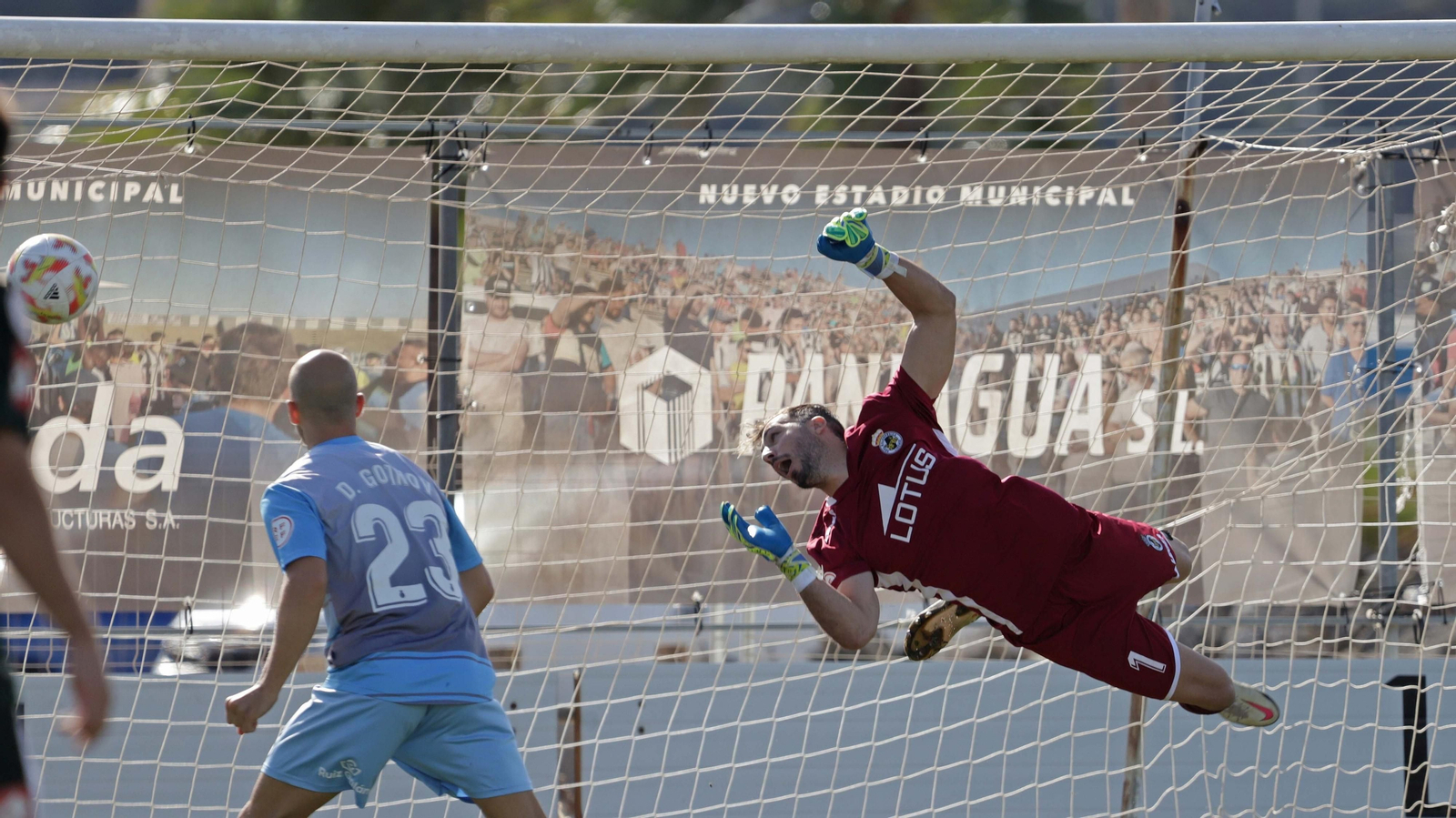 El balono Alberto Varo, en una estética estirada