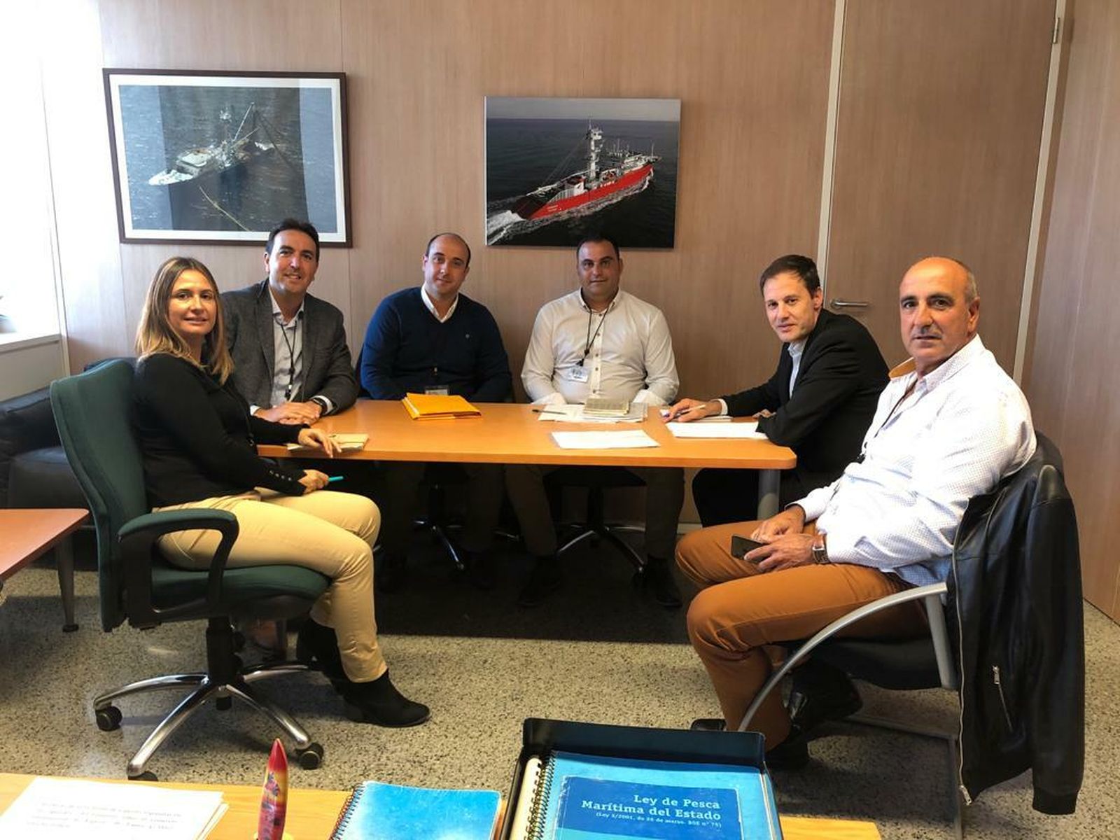 Francisco Ruiz, alcalde de Tarifa, junto a los representantes de la Cofradía de Tarifa y del Ministerio, este lunes. ,