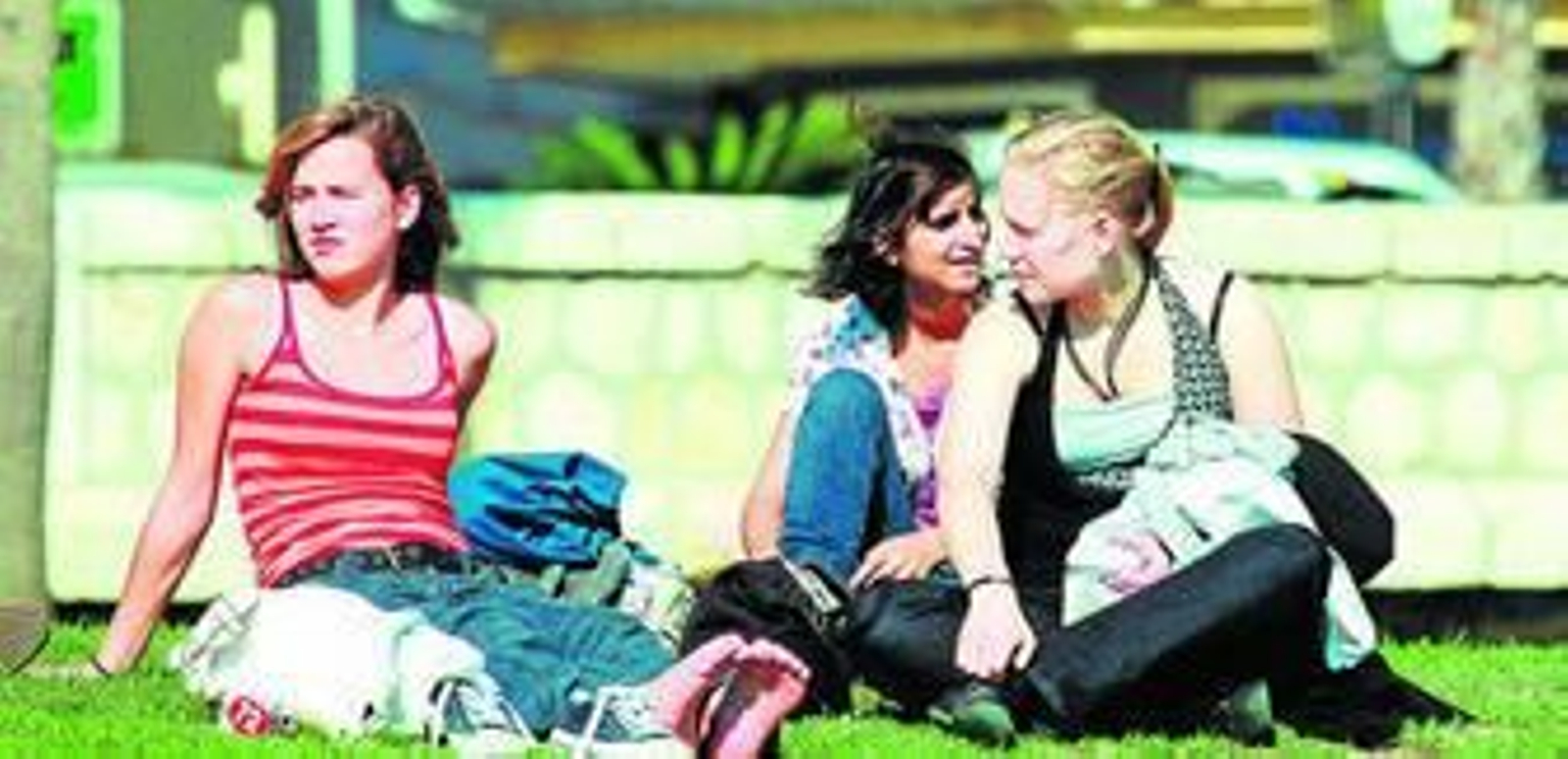 Un grupo de jóvenes extranjeras toman el sol en la capital malagueña en una imagen de archivo.