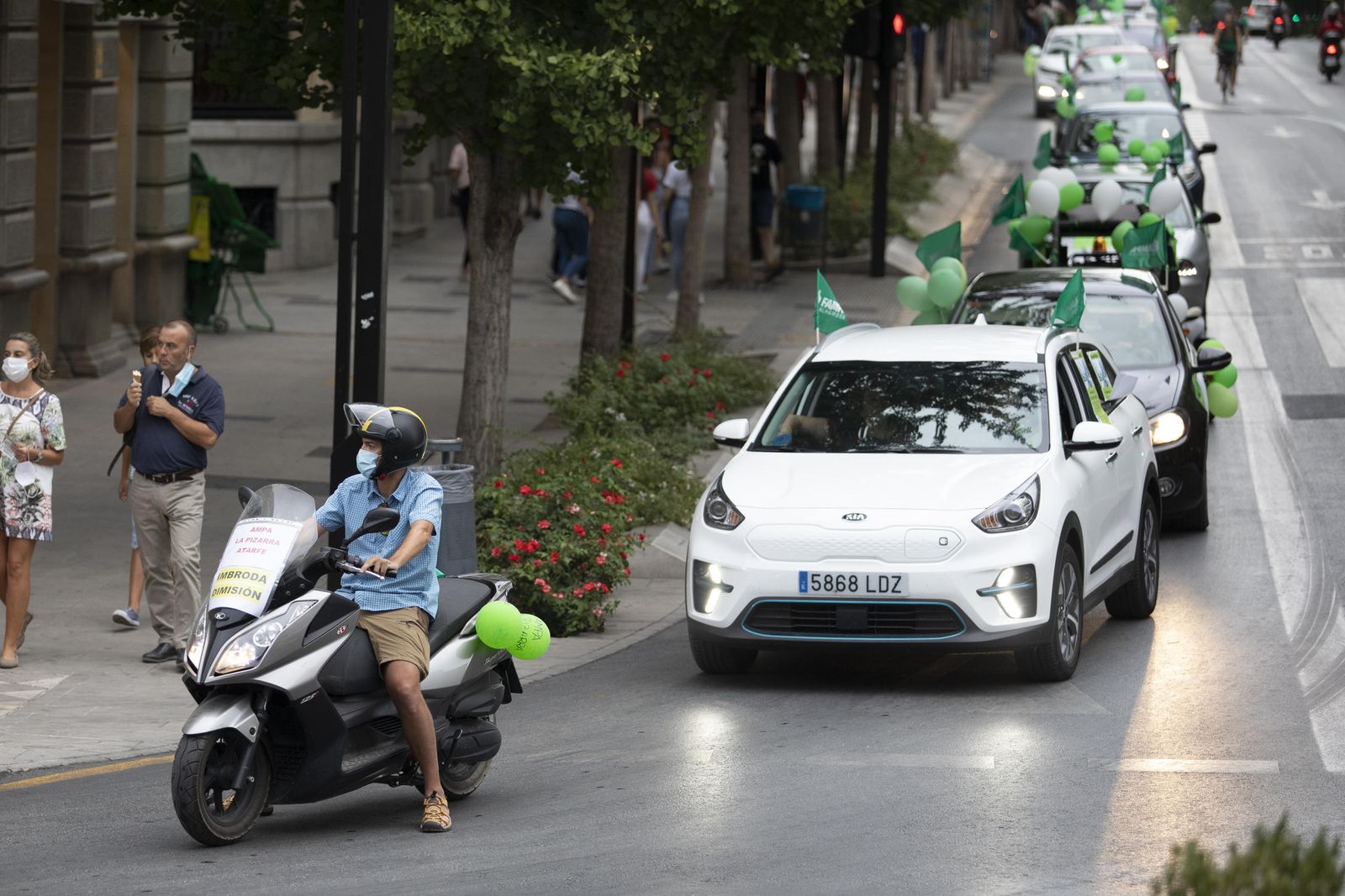 Fotos de la gran caravana en Granada por una vuelta segura al colegio