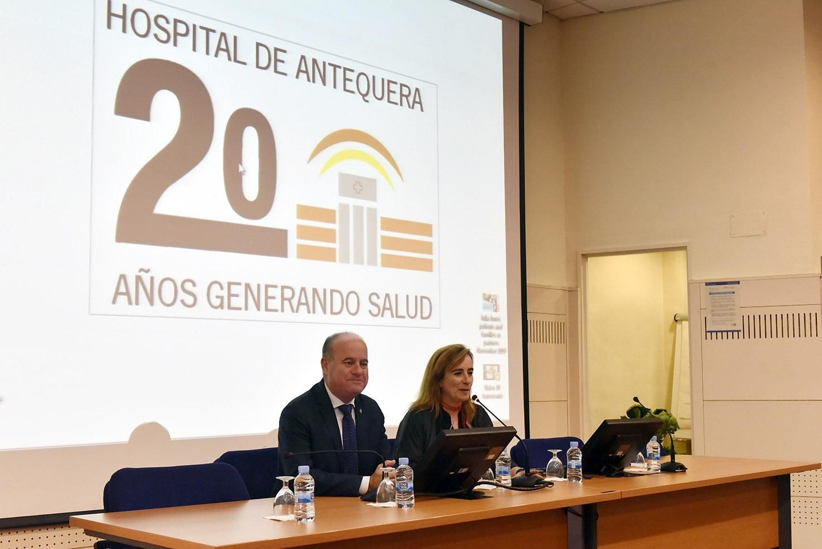 El alcalde de Antequera junto a la gerente del Hospital Comarcal