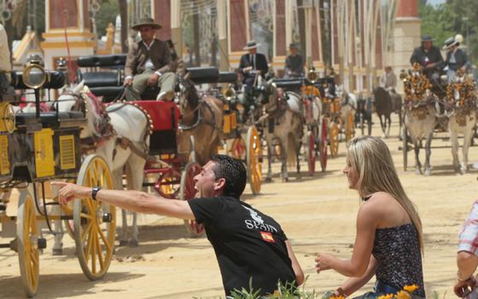 Un joven se ríe de uno de los pocos cocheros que pasearon ayer por el González Hontoria.

Foto: Miguel Ángel González