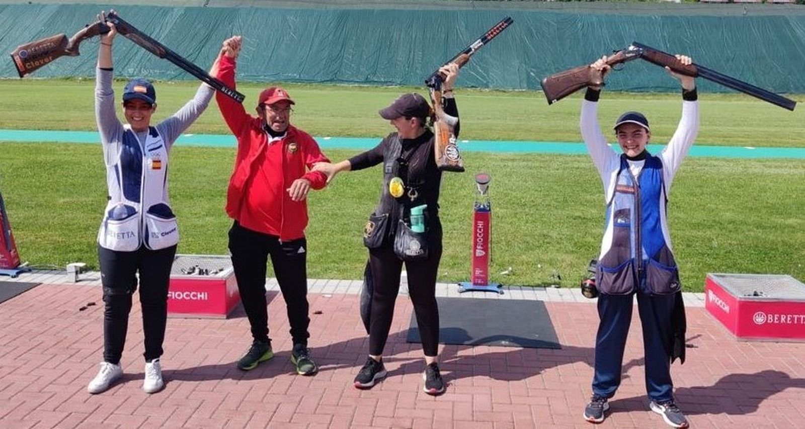 Fátima Gálvez, a la izquierda en la imagen, celebra el triunfo junto al seleccionador y sus compañeras de equipo.