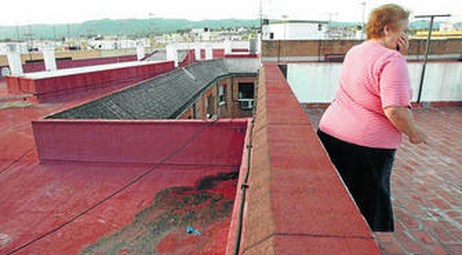 Una vecina indica el lugar en el que apareció el cuerpo de María del Carmen Arcos Cepas.