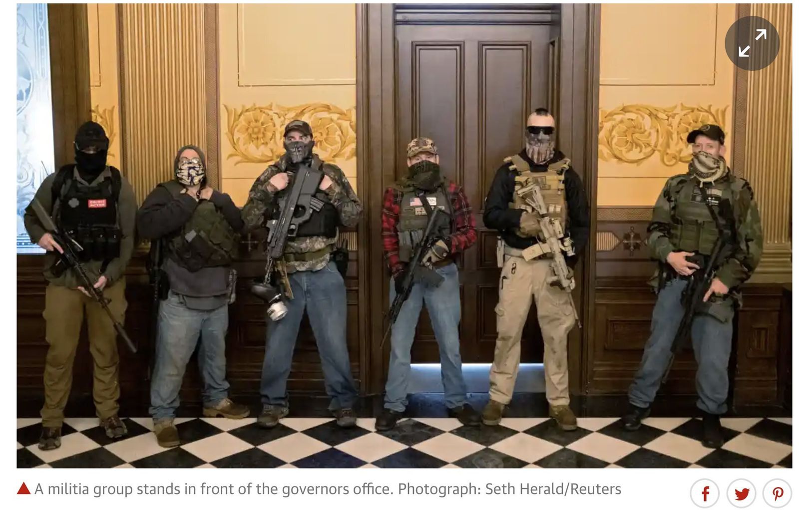 Manifestantes armados protestan en el Capitolio en Michigan contra  el confinamiento
