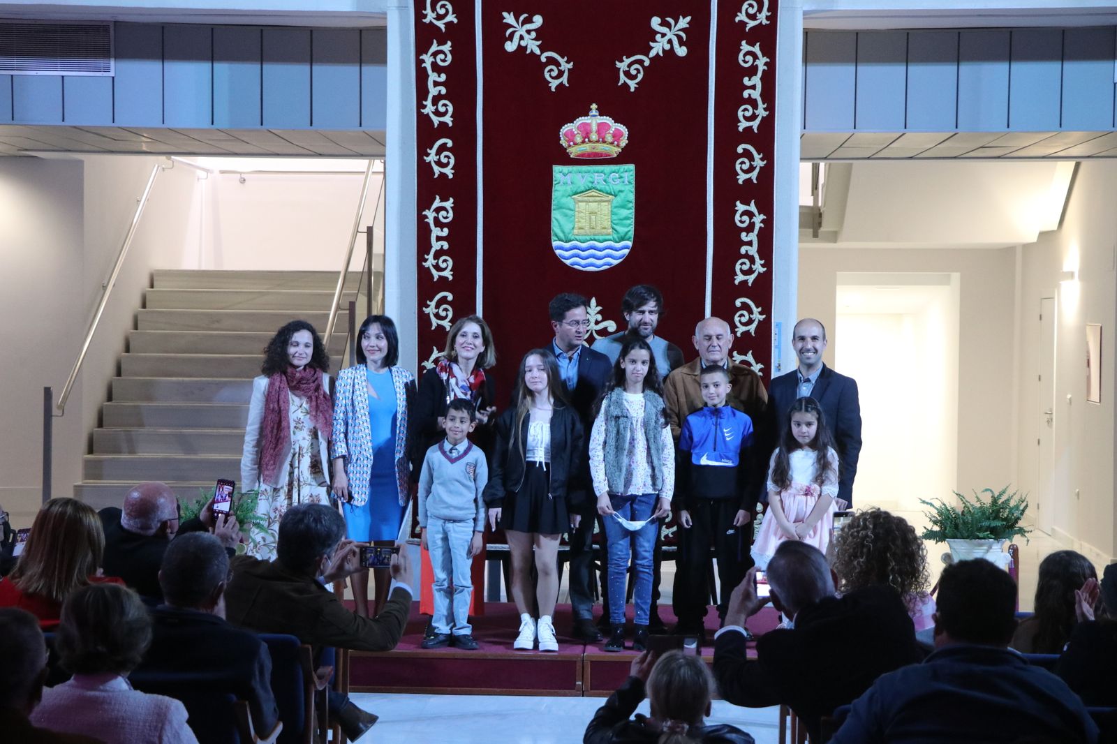 Francisco Góngora y Julia Ibáñez con los premiados del concurso de marcapáginas.