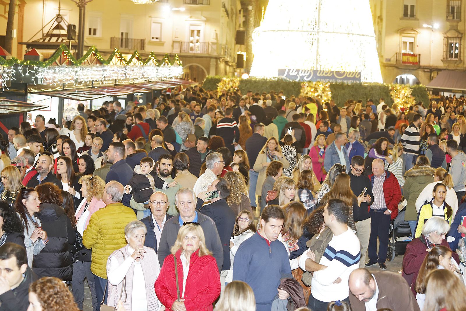 Imágenes del mercado navideño de la Plaza de Las Monjas