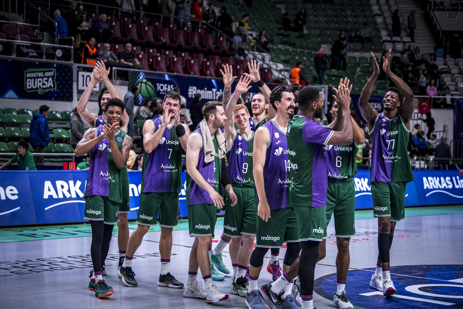 El Unicaja celebra su victoria en la cancha.