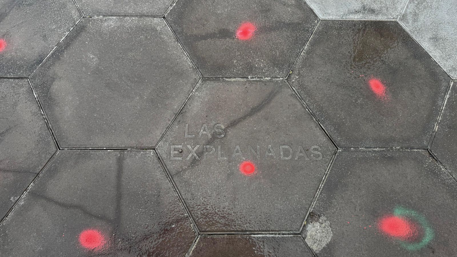 Varias losetas con desperfectos marcadas para su cambio