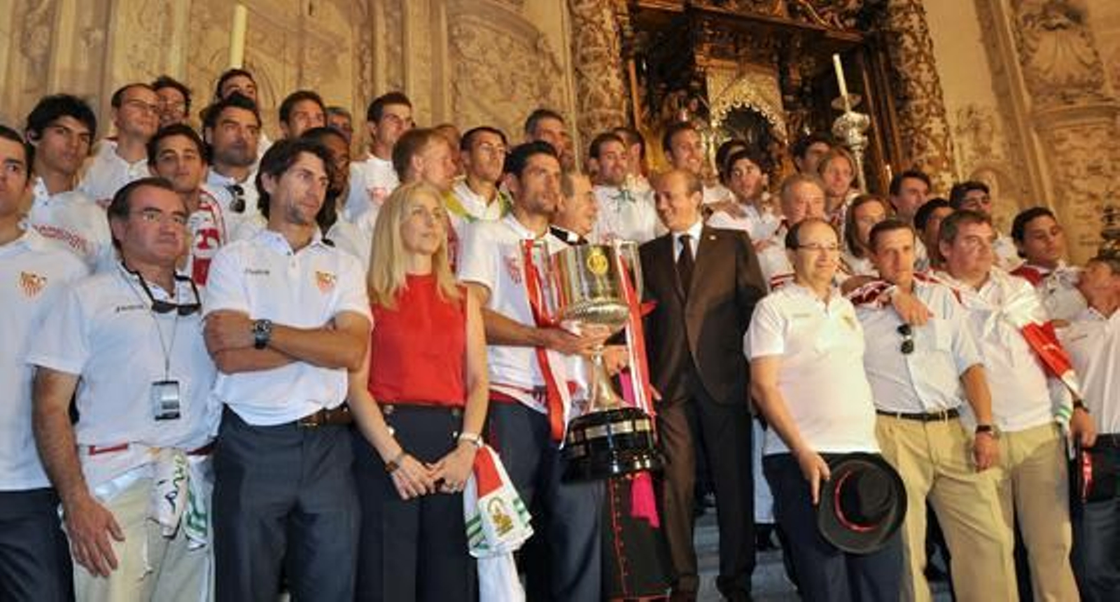 La plantilla al completo ofrece su Copa a la Virgen de los Reyes.

Foto: Manuel Gómez