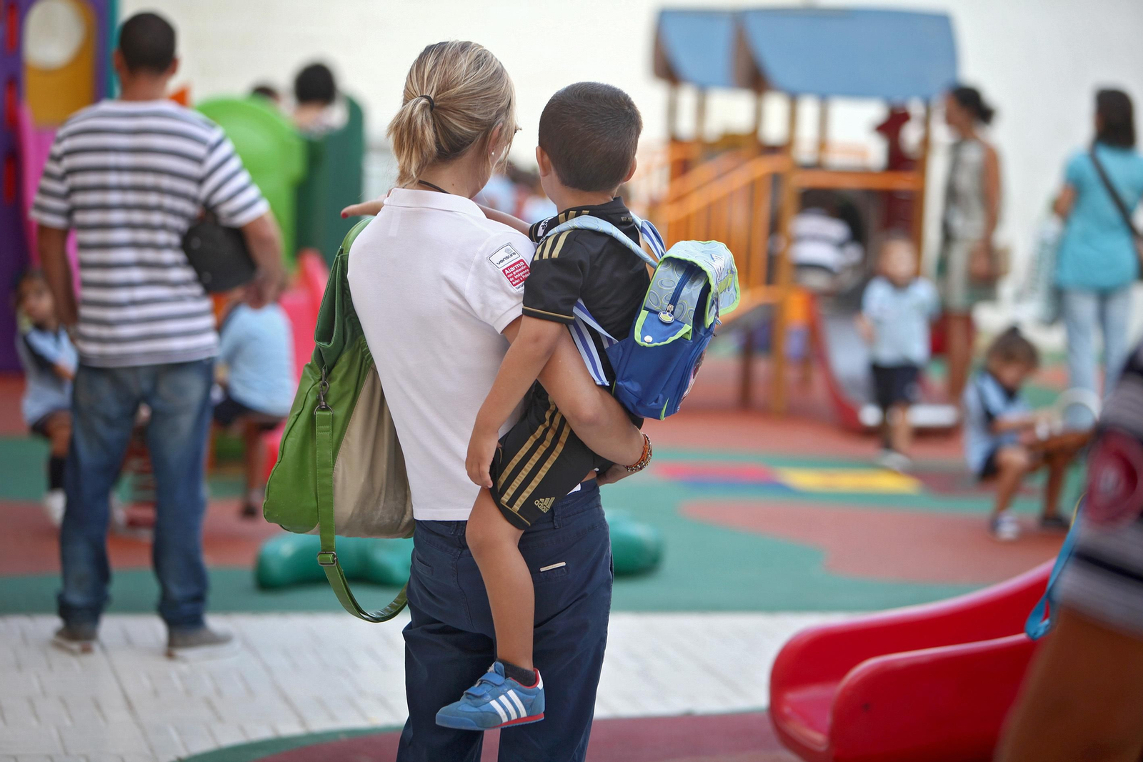 Una madre con su hijo de 3 años que comienza la etapa de Infantil en el colegio.
