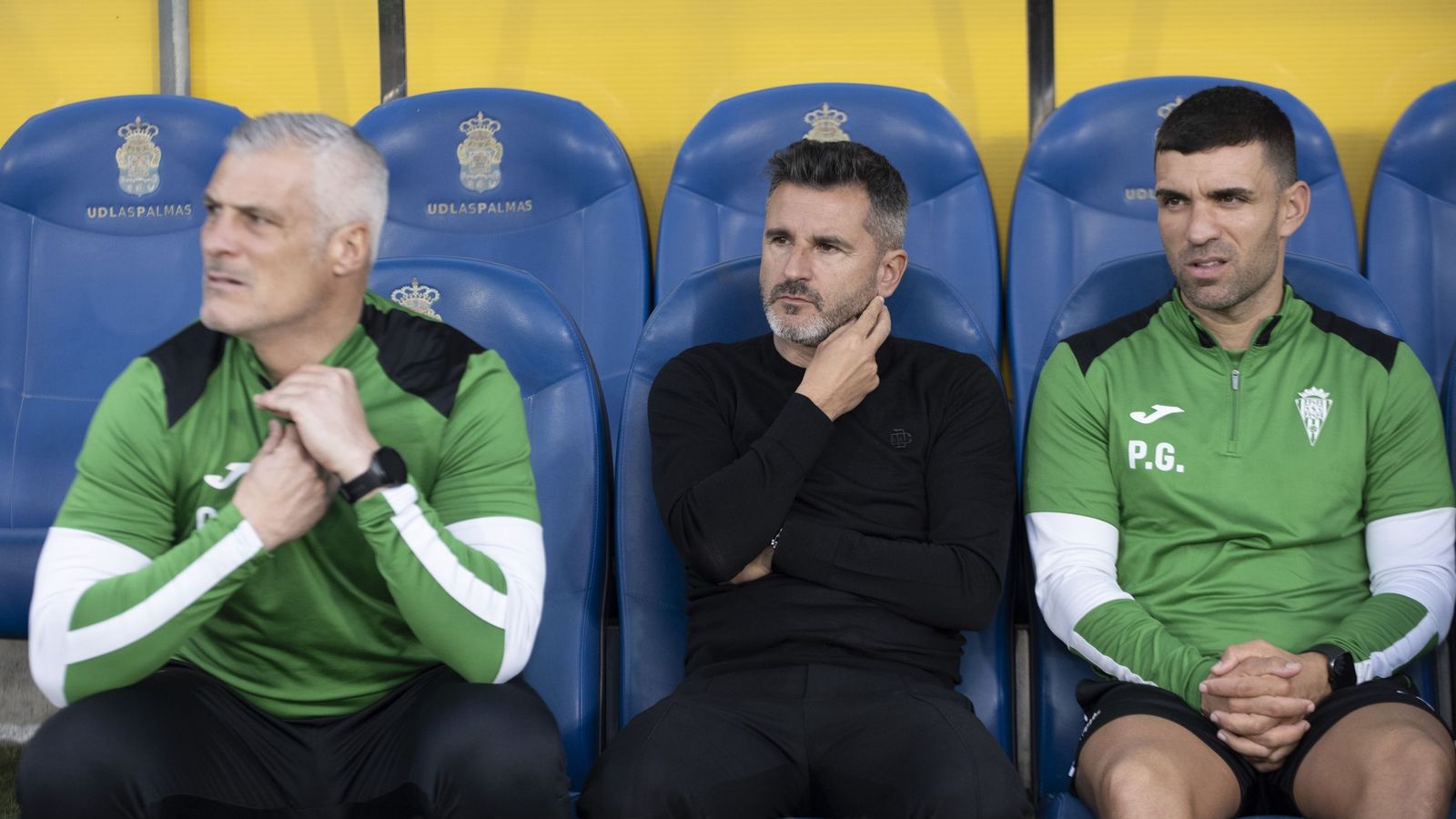 Iván Ania, en el centro de la imagen, en un momento del partido del Córdoba CF ante Las Palmas.
