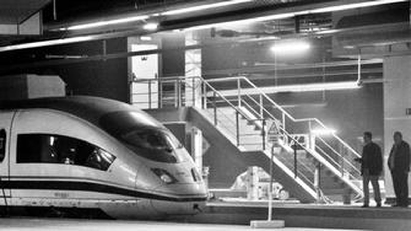 Un tren AVE modelo Siemens, a su entrada a la estación barcelonesa de Sants.